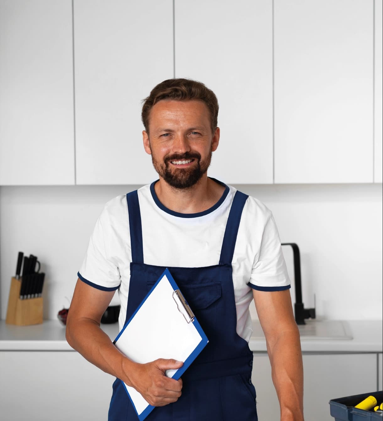 Técnico con formulario en la mano sonriendo