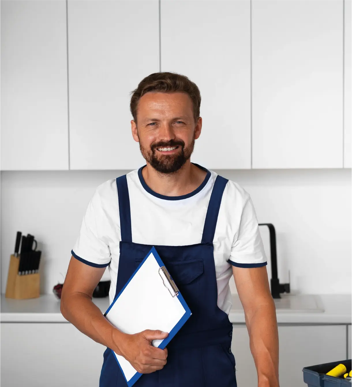 Técnico con formulario en la mano y sonriendo